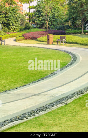 Schönen Sommergarten mit einem Gehweg Wicklung durch, Silver Birch und Strauch und Blumenbeet herum. Fuzhou, China Stockfoto