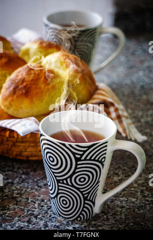 Hausgemachten frischen Tee und Brot Nähe zu sehen. Stockfoto