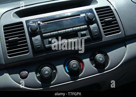 Toyota Camry Dashboard in der Sonne Stockfoto