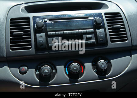 Toyota Camry Dashboard in der Sonne Stockfoto