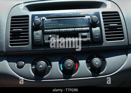 Toyota Camry Dashboard in der Sonne Stockfoto