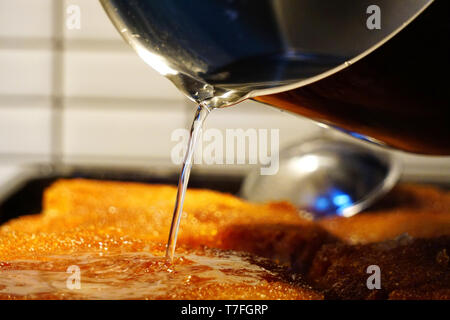 Crumpets in dickem Sirup türkisches Dessert ekmek kadayifi Stockfoto