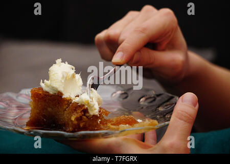 Crumpets in dickem Sirup türkisches Dessert ekmek kadayifi Stockfoto