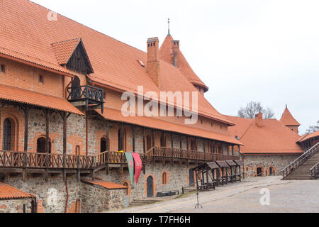 Hof der Insel Burg in Trakai, Litauen. Frühling Foto. Stockfoto