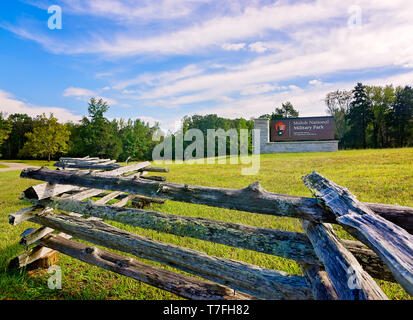 Die Silo National Military Park Eingang verfügt über ein Zeichen und eine zig-zag split Schiene Zaun, Sept. 21, 2016, Silo, Tennessee. Stockfoto