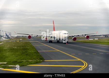 Izmir, Türkei - 17. November 2018. Flughafen Istanbul, die außer Betrieb ist. Mit Turkish Airlines Commercial Flugzeug auf der Landebahn geparkt. Stockfoto