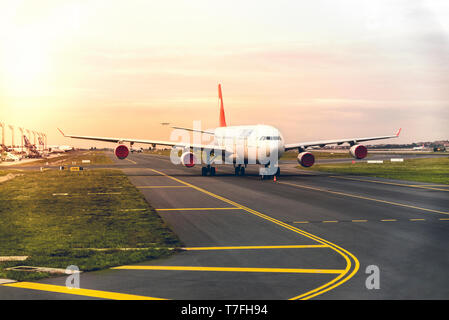 Izmir, Türkei - 17. November 2018. Flughafen Istanbul, die außer Betrieb ist. Mit Turkish Airlines Commercial Flugzeug auf der Landebahn geparkt. Stockfoto