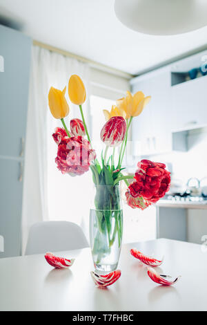 Moderne Küche Design. Innenraum weiss und silber Küche mit Blumen geschmückt. Strauß mit frischen Tulpen Stockfoto
