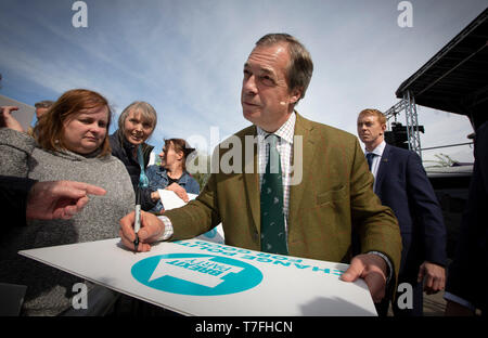 Nigel Farage, mdep Autogramme für die Fans nach dem Gespräch auf der Bühne zu einem Brexit Party Veranstaltung in Chester, Cheshire. Herr Farage gab die Keynote und war auf der Plattform von seinem Parteikollegen Ann Widdecombe, der früheren konservativen Regierung Minister verbunden. Die Veranstaltung wurde von rund 300 Personen besucht und war einer der ersten, der seit der Gründung des Brexit Partei von Nigel Farage im Frühjahr 2019. Stockfoto