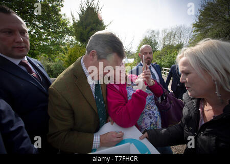 Nigel Farage, mdep Autogramme für die Fans nach dem Gespräch auf der Bühne zu einem Brexit Party Veranstaltung in Chester, Cheshire. Herr Farage gab die Keynote und war auf der Plattform von seinem Parteikollegen Ann Widdecombe, der früheren konservativen Regierung Minister verbunden. Die Veranstaltung wurde von rund 300 Personen besucht und war einer der ersten, der seit der Gründung des Brexit Partei von Nigel Farage im Frühjahr 2019. Stockfoto