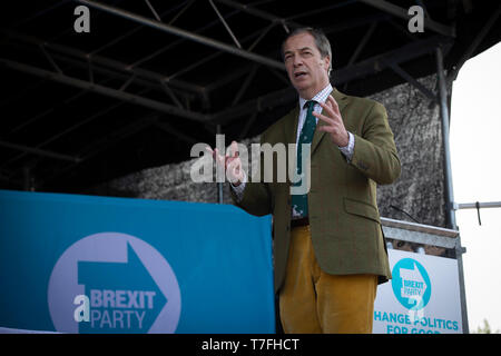 Nigel Farage, Mdep sprechen auf der Bühne zu einem Brexit Party Veranstaltung in Chester, Cheshire. Herr Farage gab die Keynote und war auf der Plattform von seinem Parteikollegen Ann Widdecombe, der früheren konservativen Regierung Minister verbunden. Die Veranstaltung wurde von rund 300 Personen besucht und war einer der ersten, der seit der Gründung des Brexit Partei von Nigel Farage im Frühjahr 2019. Stockfoto