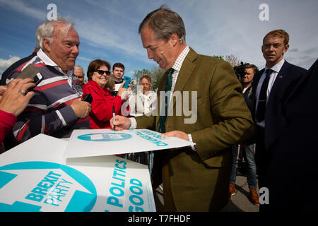 Nigel Farage, mdep Autogramme für die Fans nach dem Gespräch auf der Bühne zu einem Brexit Party Veranstaltung in Chester, Cheshire. Herr Farage gab die Keynote und war auf der Plattform von seinem Parteikollegen Ann Widdecombe, der früheren konservativen Regierung Minister verbunden. Die Veranstaltung wurde von rund 300 Personen besucht und war einer der ersten, der seit der Gründung des Brexit Partei von Nigel Farage im Frühjahr 2019. Stockfoto