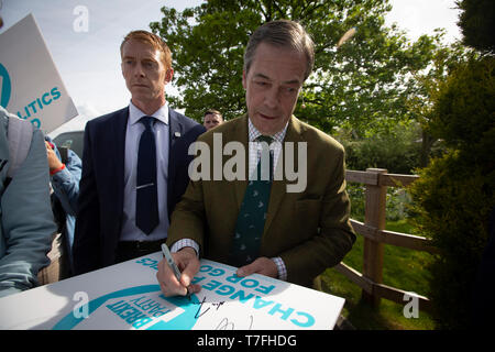 Nigel Farage, mdep Autogramme für die Fans nach dem Gespräch auf der Bühne zu einem Brexit Party Veranstaltung in Chester, Cheshire. Herr Farage gab die Keynote und war auf der Plattform von seinem Parteikollegen Ann Widdecombe, der früheren konservativen Regierung Minister verbunden. Die Veranstaltung wurde von rund 300 Personen besucht und war einer der ersten, der seit der Gründung des Brexit Partei von Nigel Farage im Frühjahr 2019. Stockfoto