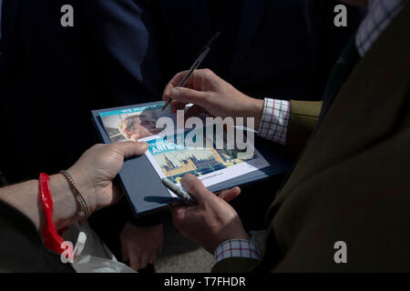 Nigel Farage, mdep Autogramme für die Fans nach dem Gespräch auf der Bühne zu einem Brexit Party Veranstaltung in Chester, Cheshire. Herr Farage gab die Keynote und war auf der Plattform von seinem Parteikollegen Ann Widdecombe, der früheren konservativen Regierung Minister verbunden. Die Veranstaltung wurde von rund 300 Personen besucht und war einer der ersten, der seit der Gründung des Brexit Partei von Nigel Farage im Frühjahr 2019. Stockfoto