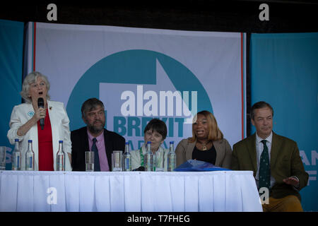 Ehemalige Konservative Partei Regierung Minister Ann Widdecombe sprechen auf der Bühne mit Henrik Overgaard-Nielsen, Claire Fox, Elizabeth Babade und Nigel Farage und zu einem Brexit Party Veranstaltung in Chester, Cheshire. Die Keynote wurde von der Brexit-Chef Nigel Farage, Mdep. Die Veranstaltung wurde von rund 300 Personen besucht und war einer der ersten, der seit der Gründung des Brexit Partei von Nigel Farage im Frühjahr 2019. Stockfoto