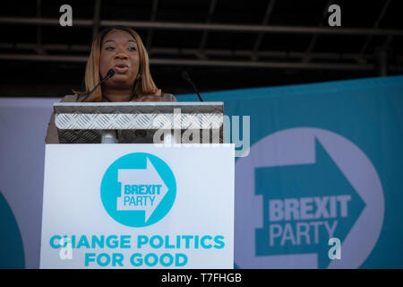 Elizabeth Babade sprechen auf der Bühne zu einem Brexit Party Veranstaltung in Chester, Cheshire. Die Keynote wurde von der Brexit-Chef Nigel Farage, Mdep, die neben der früheren konservativen Regierung Minister Ann Widdecombe erschienen. Die Veranstaltung wurde von rund 300 Personen besucht und war einer der ersten, der seit der Gründung des Brexit Partei von Nigel Farage im Frühjahr 2019. Stockfoto