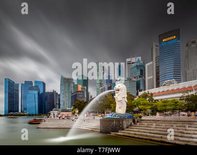 Der Merlion Statue und die Skyline von Singapur, Singapur, Südostasien Stockfoto