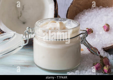 Hausgemachte Butter für den Körper von Kokosnuss und Rosen, in einem Glas Stockfoto