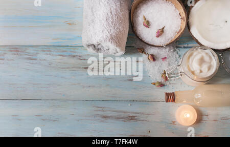 Hausgemachte Spa mit natürlichen Zutaten, Kokos und Rosen, auf einem hellen Hintergrund. Ansicht von oben Stockfoto