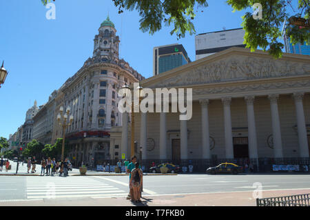 Außenansicht der Kathedrale von Buenos Aires, mit seiner neoklassizistischen Architektur, im Gegensatz zu den europäischen Stil des Gebäudes in den Rücken. Stockfoto