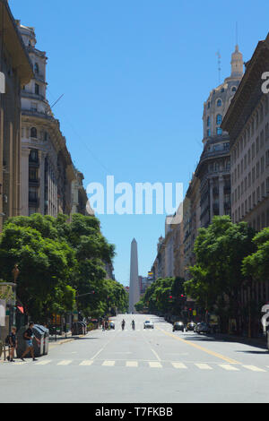 Ein Schuss von Av. Saenz Peña. Der Obelisk von Buenos Aires in der Ferne zu sehen ist. Stockfoto