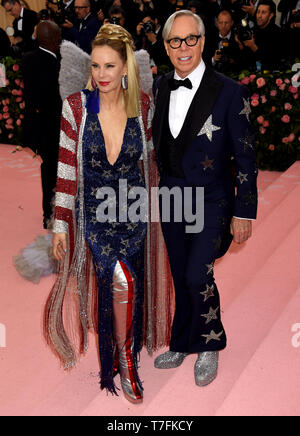 Tommy Hilfiger und Dee Ocleppo Teilnahme an das Metropolitan Museum der Kunst Kostüm Institut Benefiz-gala 2019 in New York, USA. Stockfoto