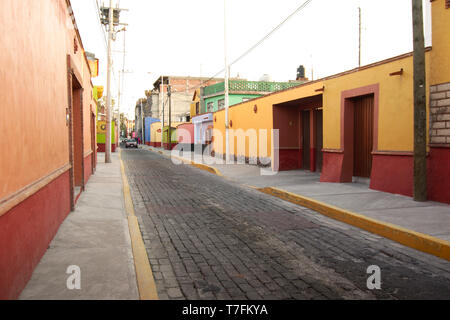 Metepec, Mexico, Mexiko - 2019: eine Straße im historischen Zentrum der traditionellen bunten Häusern. Stockfoto