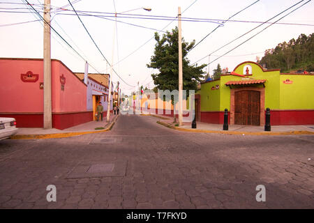 Metepec, Mexico, Mexiko - 2019: eine Straße im historischen Zentrum der traditionellen bunten Häusern. Stockfoto