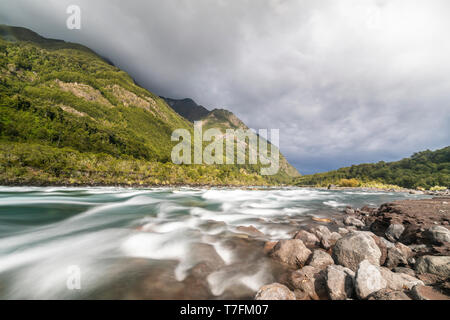 Eine erstaunliche Landschaft nördlich an der chilenischen Patagonien, Petrohue Fluss bewegt sich um die Lava fließt von Osorno Vulkan auf eine idyllische Umgebung Stockfoto