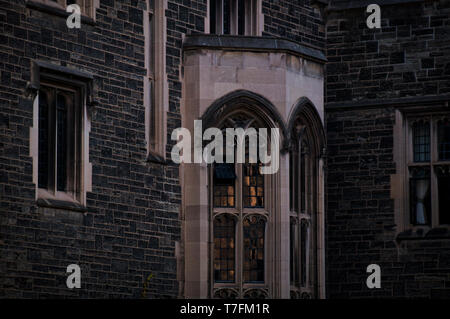 Fassade eines alten gotischen Gebäude mit Steinmauern und Erker in der Abenddämmerung Stockfoto