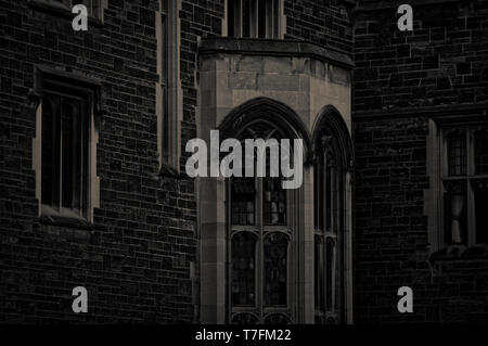 Fassade eines alten gotischen Gebäude mit Steinmauern und Erker in der Abenddämmerung Stockfoto