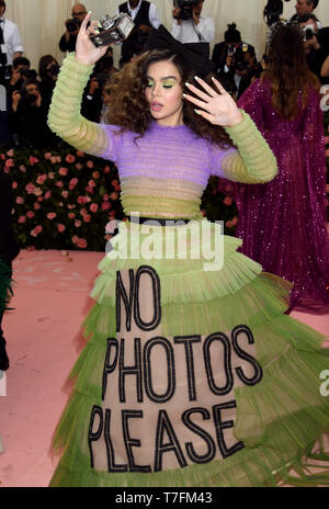 Hailee Steinfeld an der Metropolitan Museum der Kunst Kostüm Institut Benefiz-gala 2019 in New York, USA. Stockfoto