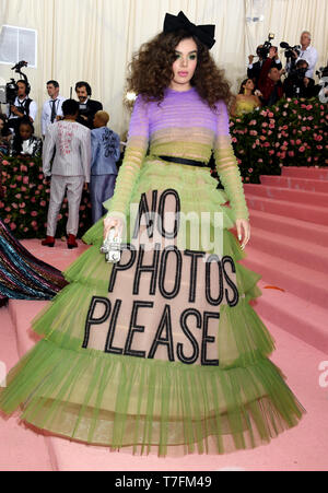 Hailee Steinfeld an der Metropolitan Museum der Kunst Kostüm Institut Benefiz-gala 2019 in New York, USA. Stockfoto