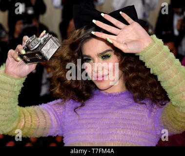Hailee Steinfeld an der Metropolitan Museum der Kunst Kostüm Institut Benefiz-gala 2019 in New York, USA. Stockfoto