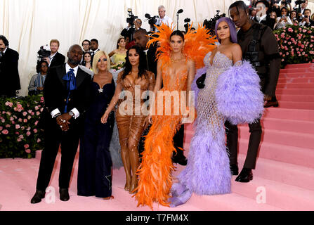 (Nach rechts) Corey Gamble, Kris Jenner, Kim Kardashian-West, Kanye West, Kendall Jenner, Kylie Jenner und Travis Scott an der Metropolitan Museum der Kunst Kostüm Institut Benefiz-gala 2019 in New York, USA. Stockfoto