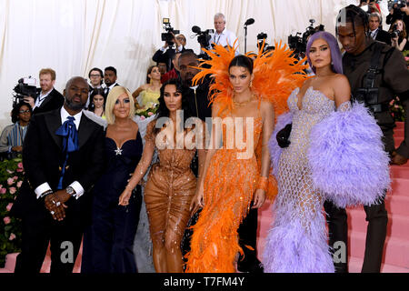 (Nach rechts) Corey Gamble, Kris Jenner, Kim Kardashian-West, Kanye West, Kendall Jenner, Kylie Jenner und Travis Scott an der Metropolitan Museum der Kunst Kostüm Institut Benefiz-gala 2019 in New York, USA. Stockfoto