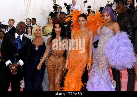 (Nach rechts) Corey Gamble, Kris Jenner, Kim Kardashian-West, Kanye West, Kendall Jenner, Kylie Jenner und Travis Scott an der Metropolitan Museum der Kunst Kostüm Institut Benefiz-gala 2019 in New York, USA. Stockfoto