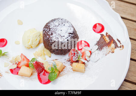 Kuchen, Schokolade, Eis und Früchte auf weiße Platte Stockfoto