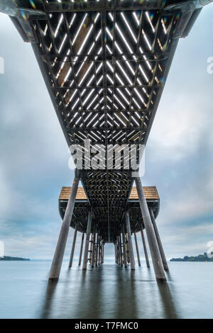 Einen fantastischen Ausblick über Frutillar Town Pier am Llanquihue See. Mit einer Ehrfurcht Moody bedecktem Himmel auf einer langen Belichtungszeit Schuß auf einen Herbst regnerischen Tag Stockfoto