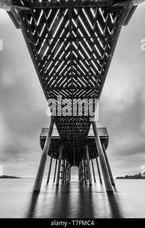 Einen fantastischen Ausblick über Frutillar Town Pier am Llanquihue See. Mit einer Ehrfurcht Moody bedecktem Himmel auf einer langen Belichtungszeit Schuß auf einen Herbst regnerischen Tag Stockfoto