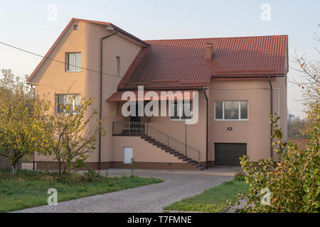 Luxuriöse neue Bau home in der Ukraine. Modernes Haus verfügt über Garage von Abstellgleis und dekorative beige Gips gerahmt