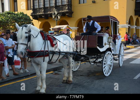 Pferd touristische geben eine Fahrt auf dem alten Auto an der Plaza de Armas Lima Peru Stockfoto