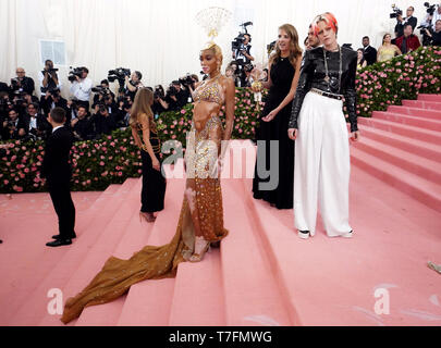 Winnie Harlow (links) und Kristen Stewart an der Metropolitan Museum der Kunst Kostüm Institut Benefiz-gala 2019 in New York, USA. Stockfoto