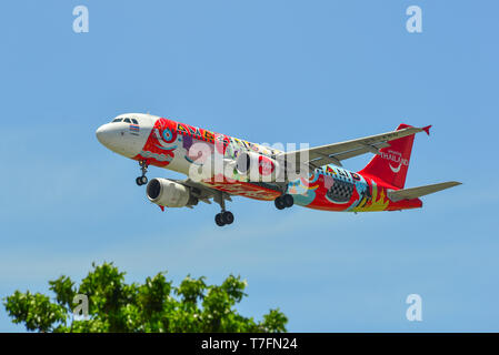 Singapur - Mar 27, 2019. HS-ABD Thai AirAsia Airbus A320 (Amazing Thailand) Landung am Flughafen Changi (SIN). Stockfoto