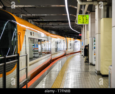 Osaka, Japan - Apr 10, 2019. Zug am Bahnhof in Osaka, Japan. Die Züge sind eine sehr bequeme Möglichkeit für Besucher rund um Japan zu reisen. Stockfoto
