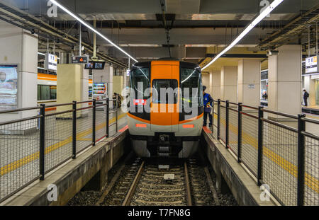 Osaka, Japan - Apr 10, 2019. Zug am Bahnhof in Osaka, Japan. Die Züge sind eine sehr bequeme Möglichkeit für Besucher rund um Japan zu reisen. Stockfoto