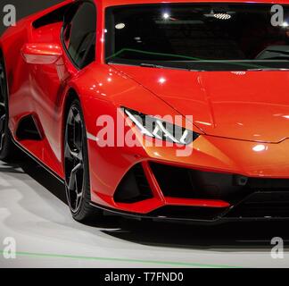 Moderne orange Sport Auto Scheinwerfer details Vorderansicht Stockfoto