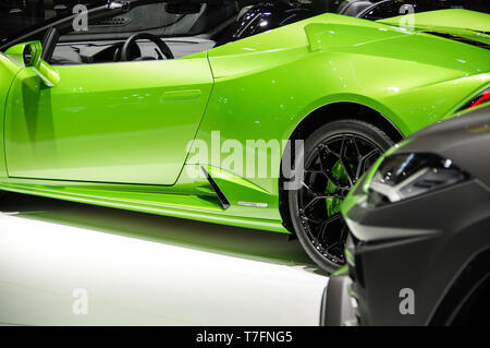 2019 Shanghai Auto Show grün Lamborghini Huracán Evo Spider und grau Urus Stockfoto