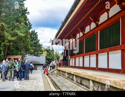 Nara, Japan - Apr 10, 2019. Menschen besuchen den Todaiji Tempel in Nara, Japan. Todai-ji ist Nara beliebteste Touristenattraktion und ein UNESCO-Weltkulturerbe, Sitzen Stockfoto
