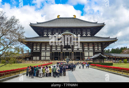 Nara, Japan - Apr 10, 2019. Menschen besuchen den Todaiji Tempel in Nara, Japan. Todai-ji ist Nara beliebteste Touristenattraktion und ein UNESCO-Weltkulturerbe, Sitzen Stockfoto